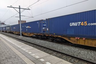 Een goederentrein met containers in Tilburg