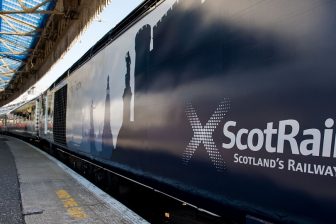 Een trein van Scotrail