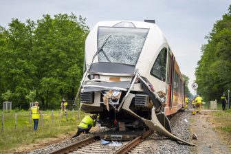 Bij de spoorovergang Onsteinseweg in Vorden ontspoorde in mei een trein na een aanrijding met een bestelbus. Foto: ANP