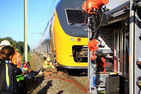 Hersporen gestart nadat trein met 250 passagiers ontspoort, Wessemerdijk in Nederweert