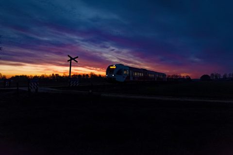 Arriva trein bij nacht