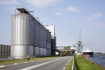 Voedingsmiddelenproducent Cargill in Sas van Gent. Kanaal van Gent naar Terneuzen.