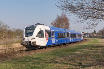 Arriva-trein op de Maaslijn
