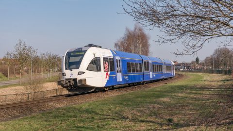Arriva-trein op de Maaslijn