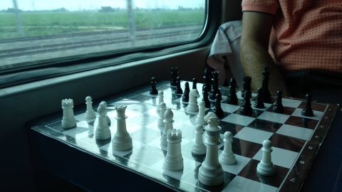 Schaakbord in de trein