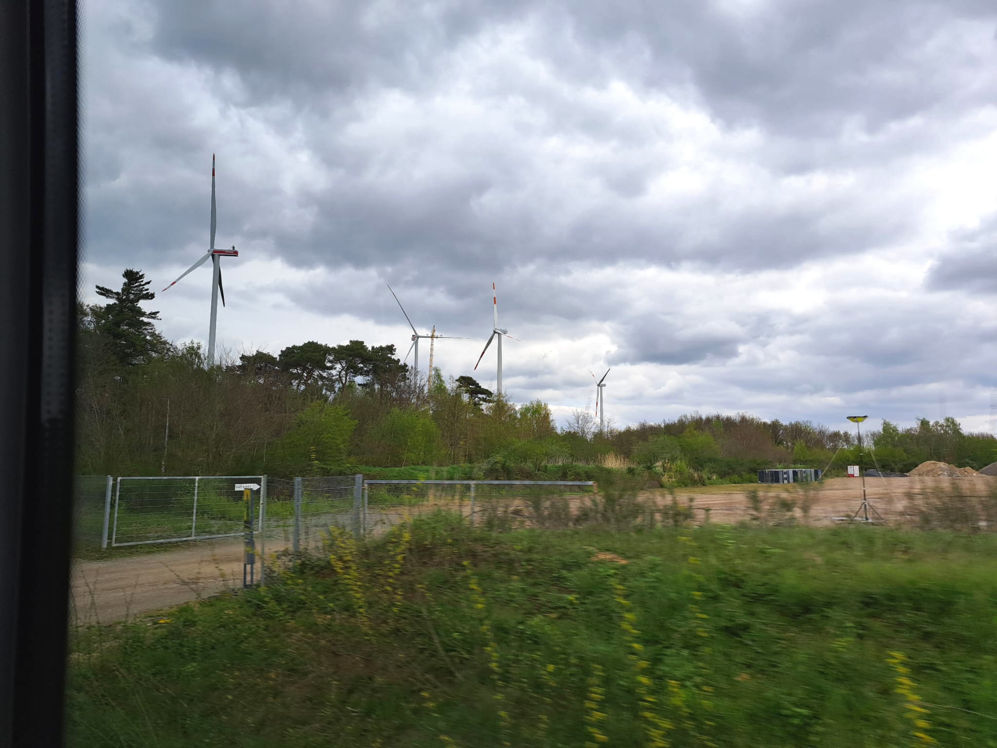 Windmolens naast het Siemens Test- en Validatiecentrum 