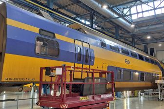 Dubbeldekker in onderhoud bij NS Trein Modernisering (NSTM) in Haarlem