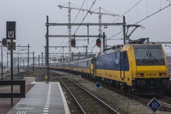 NS-trein bij station Den Haag Centraal
