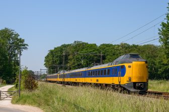 Intercity vlak voor Rheden, richting Zwolle.
