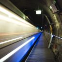 Een metro schiet door een Rotterdamse tunnelbuis