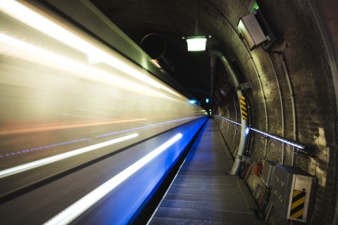 Een metro schiet door een Rotterdamse tunnelbuis
