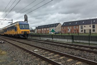 Berkel-Enschot, trein passeert Koningsoord