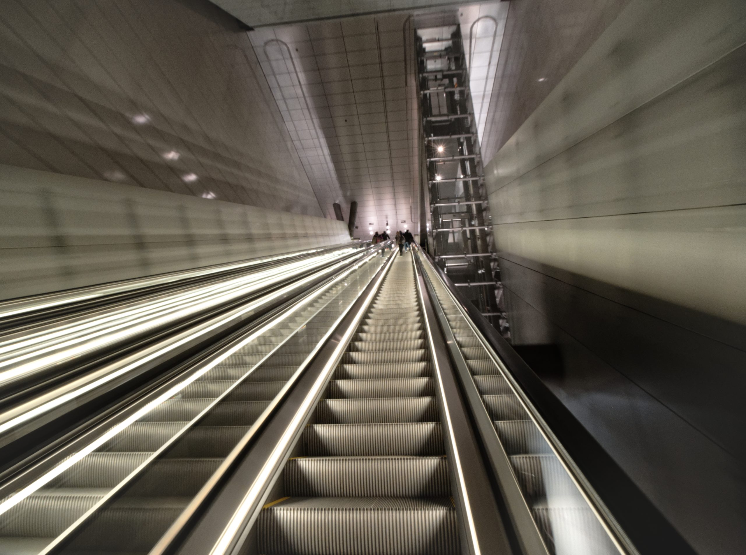 In de Amsterdamse metro staan defecte liften en roltrappen gemiddeld drie weken stil