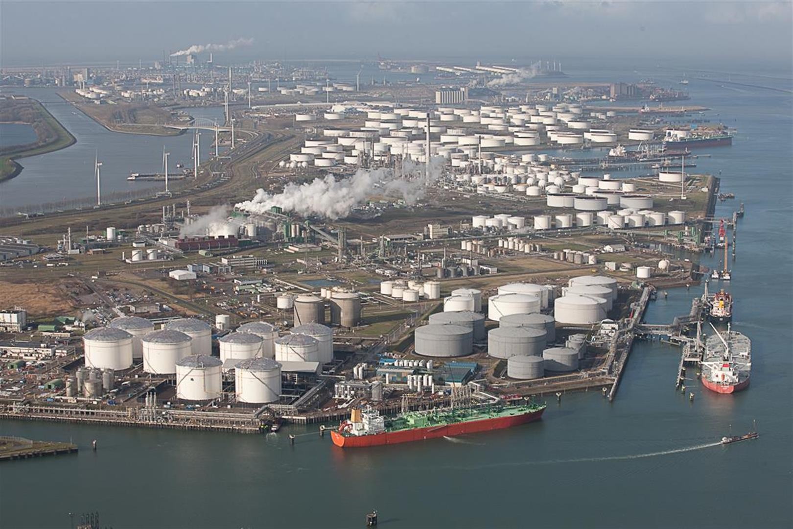 Langs de Havenspoorlijn komt de grootste ammoniaktank van Nederland